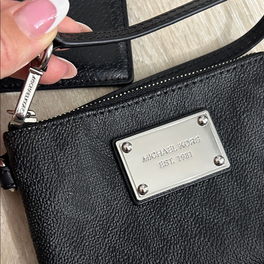 SOLD SOLD Bundle of Kate Spade Card Holder and Michael Kors Wristlet - Picture 7 of 10